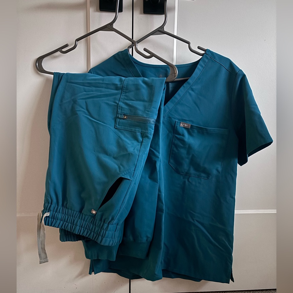 🪼 FIGS Large top Medium jogger (both for a true medium size )